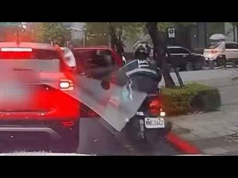 【車禍影片】車門一開，騎士準備投胎（2026.05.29 臺北市內湖區堤頂大道二段 thumbnail