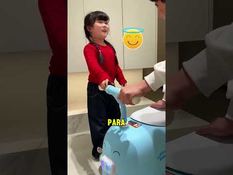 ¡El padre compró un scooter para sus hijas! 🛴👨‍👧 thumbnail
