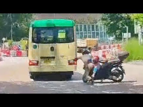 車CAM直擊 - 你就係衰在太心急無望多一次🫣 和興路 電單車撞小巴 (轉載)  thumbnail