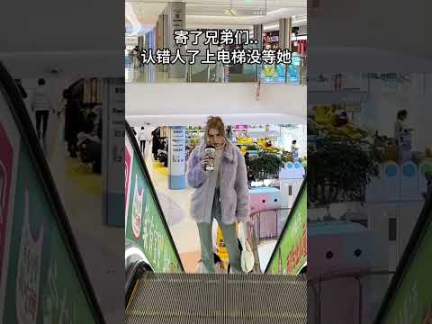 一晃眼把人认错了 这就是双胞胎的“快乐”吗…#情侣日常#双胞胎姐妹 thumbnail