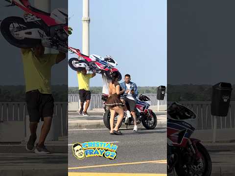 Cambiazo 🏍️/ moto de cartón 📦 #funny #viralvideo #prank thumbnail
