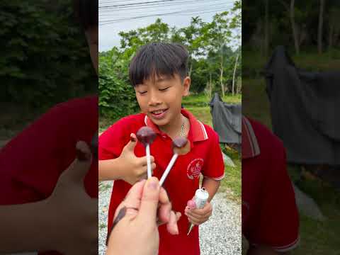 Kẹo mút kiến đen vs Kem Socola Cái Nào Tốt Hơn Cho Mùa Hè thumbnail