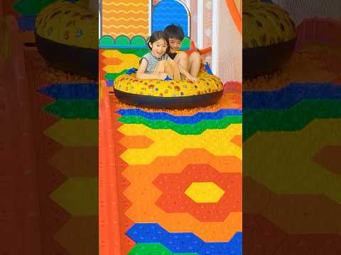 CCT - Hai đứa trẻ chơi trượt phao || The two children are playing on the slide. thumbnail