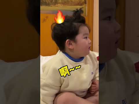 奶凶奶凶的，反正一定要拉着手… #搞笑 #萌娃 thumbnail
