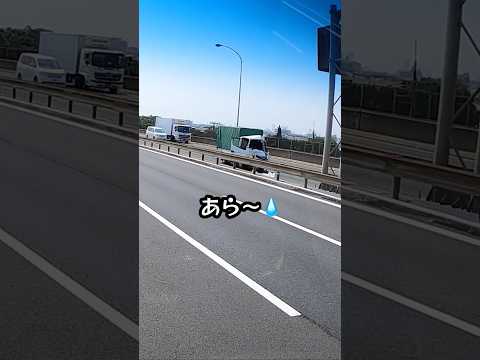 大型トラックにサンドイッチされた2トン thumbnail