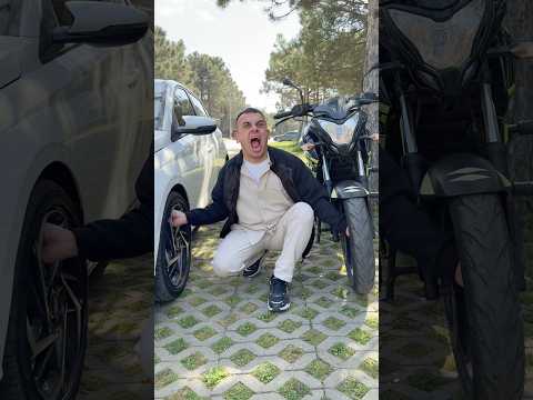 Elim Motosiklet İle Arabanın Jantına Sıkıştı #shorts thumbnail