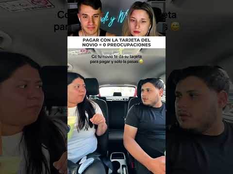 Le da su tarjeta para pagar y ella no mira el precio thumbnail