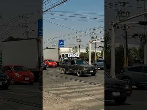 Le voló el espejo y huyó ? #motovlog #viral thumbnail