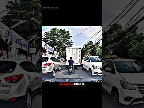 Detik-detik Truk Lewat Jalan Sempit Gara-gara Mobil Parkir Sembarangan‼️ thumbnail