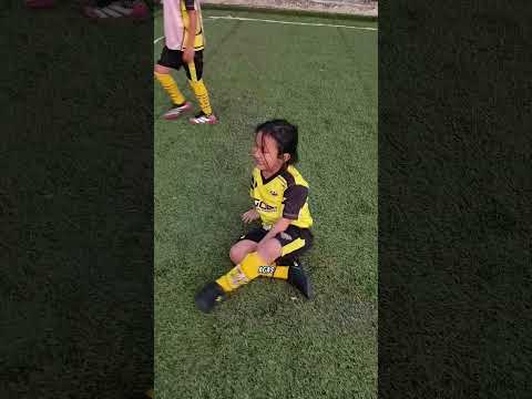 Mama Ara Kaget Dedek Jatuh Body Kaka Cantik Mw Golin K Gawang Ltihan Duel Sepak Bola. G Sakit Ma🤷‍♀️ thumbnail