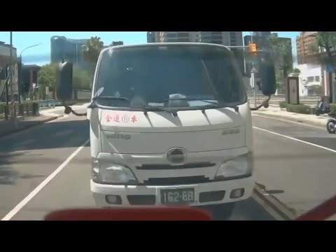 【車禍影片】禮讓行人後的衝擊讓人猝不及防 thumbnail