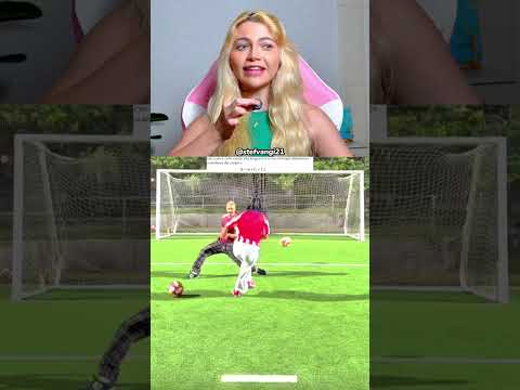 Pra quem diz que MULHER não sabe jogar futebol 👍 thumbnail