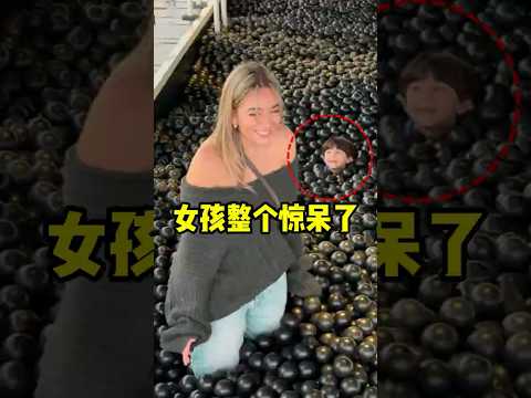女孩只是想拍照，结果却出意外了！#shorts  #短视频#趣事 #有趣 thumbnail