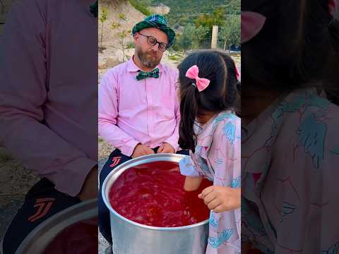 البنت ساعدة الولد الصغير #funny #comedy ./ماريا thumbnail
