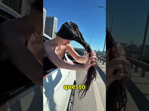 ? Ragazza Fa la Doccia in Auto per Non Fare Tardi al Lavoro ?? thumbnail