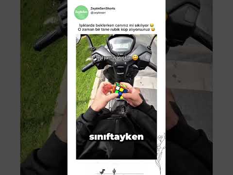 Kırmızı ışığı beklerken rubik çözen genç thumbnail