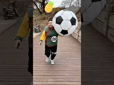 ¡Compró un Balón de Fútbol… Pero Empezó a ESCAPARSE! 😱⚽🏃‍♀️ thumbnail