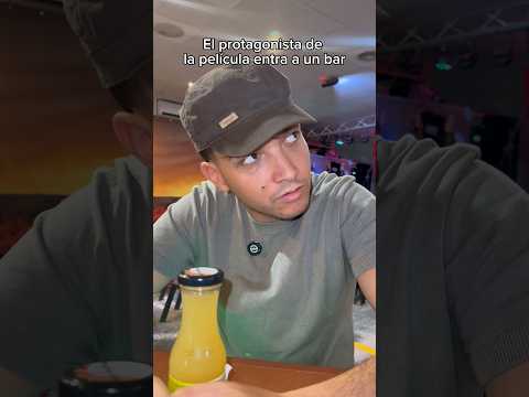 El protagonista de la pelicula entra en un bar thumbnail