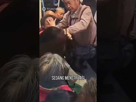 Nenek di MRT Cina Ludahi Penumpang Lain yang Tidak Mau Kasih Tempat Duduk #shorts thumbnail