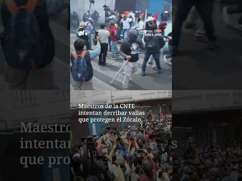 CNTE Intentó Derribar Vallas que Protegen el Zócalo thumbnail