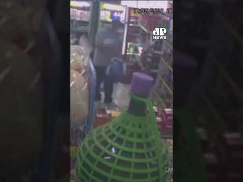 Câmeras flagram homem roubando pacotes de café em mercado de SP #Shorts thumbnail