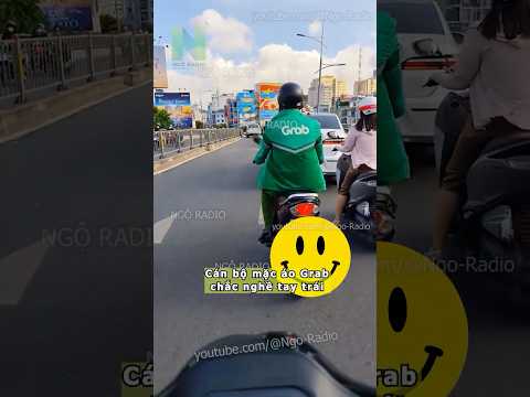 Cán bộ mặc áo Grab chắc nghề tay trái thumbnail