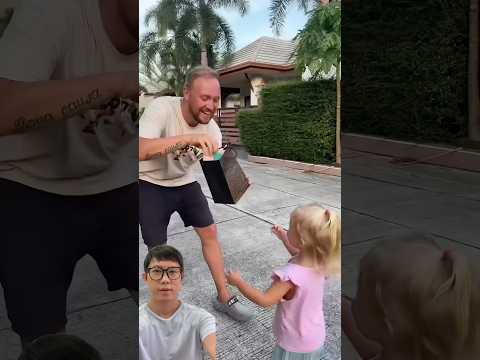 Bố đi chợ về #trending #trendingshorts #trendingvideo #shorts #shortsviral #viralshorts thumbnail