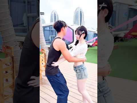 ¡Esta chica pasa de ser una chica varonilla a una bella joven en segundos! thumbnail