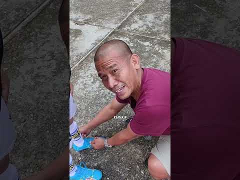 Mama Kaget Ara Pinjam Sepatu Sepak Bola K Teman Dibantu Papa Ikatin. Sepatuku Jebol Ma Jd Terlambat? thumbnail