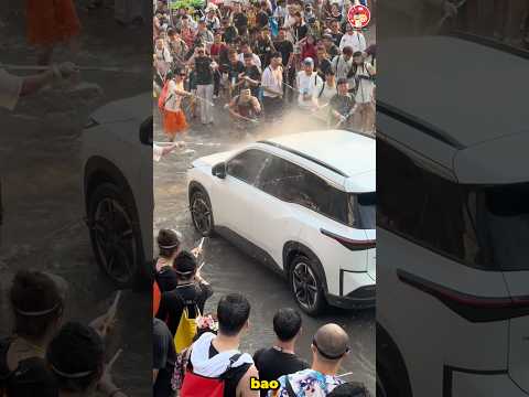 Tài xế ô tô đi nhầm vào lễ hội té nước thumbnail