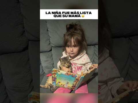 Le estaba enseñando a leer a su gato. Su mamá no se lo creía pero ella no estaba mintiendo thumbnail