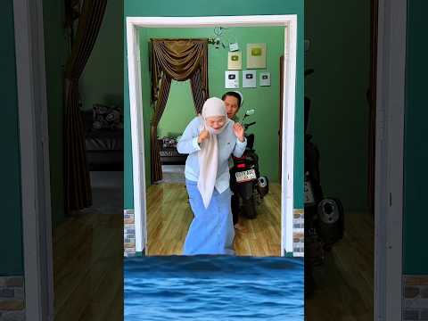 Mama mau lompat ke air laut yang di depan rumah thumbnail