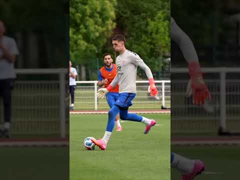 Premier entrainement collectif pour Robin Risser 🧤🇫🇷  #foot #fff thumbnail