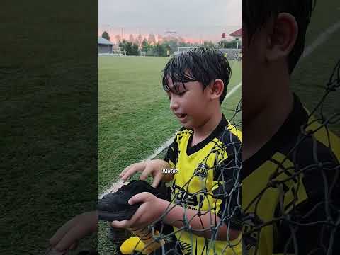 Papa Bwa Sepatu Sekolah Ara Dr Mobil Utk Ganti Sepatu Sepak Bola Yg Ketuker Pnya Dedek. Takut Rusak? thumbnail