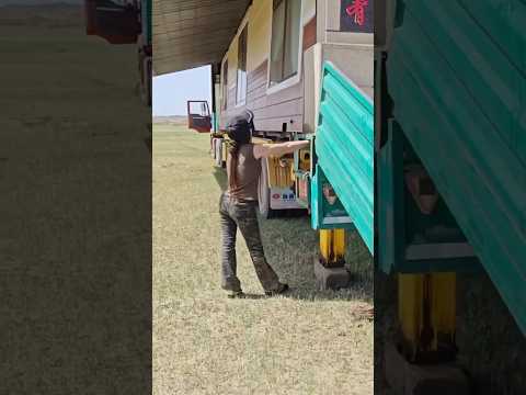 Cô gái xinh đẹp hướng dẫn vận hành nhà di động đầy đủ tiện ích #mobihome #automobile #viral #shorts thumbnail