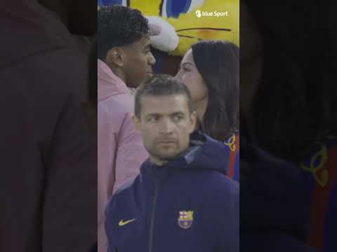 Popstar Olivia Rodrigo während des Clásico in Barcelona thumbnail