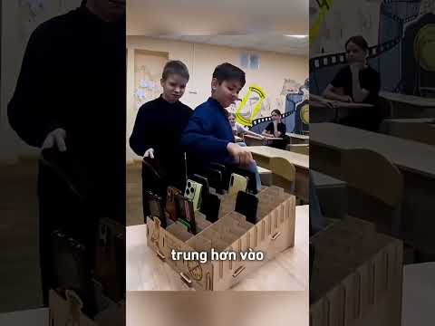 Học sinh dùng ốp điện thoại đánh lừa giáo viên😂 thumbnail