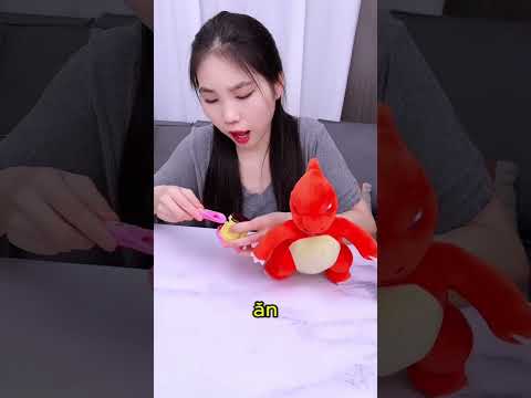 Cách để cho búp bê ăn 😂 thumbnail