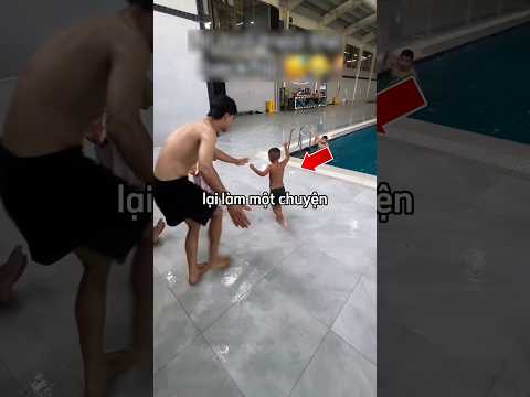 Người mẹ có lẽ sẽ không dám đưa cậu út đến bể bơi nữa 😑 thumbnail