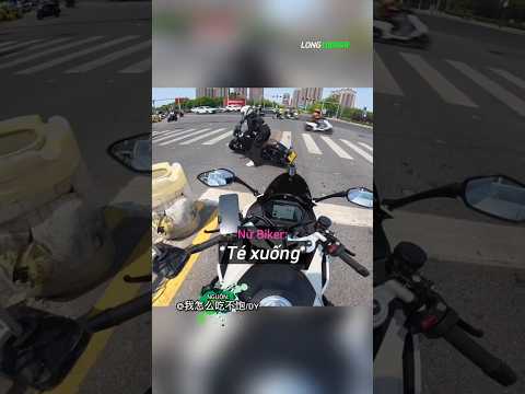 Biker Tốt Bụng Giúp Đỡ Nữ Biker Bị Ngã Xe ? thumbnail