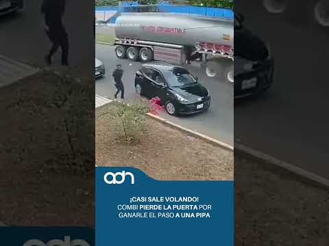 ¡Casi sale volando!: Van pierde la puerta por ganarle el paso a una pipa thumbnail