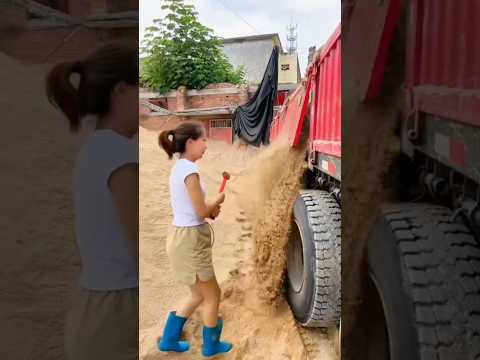 Công việc chở cát trong công trình của nữ tài xế xinh đẹp #truckdriver #trucking #automobile #female thumbnail