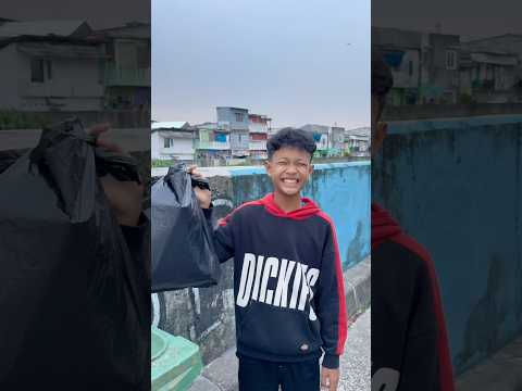 Pake sendal cewek 😂 thumbnail