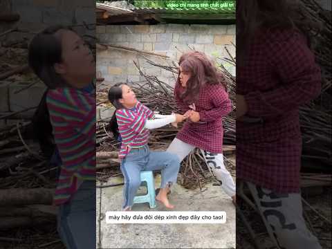 Hai mẹ con dì ghẻ lấy mất đôi dép của tôi #shorts thumbnail