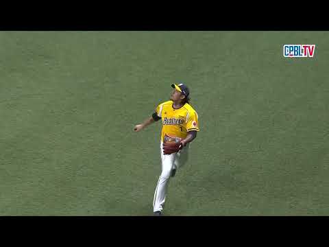 05/23 味全 VS 中信 三局上，回敬對手精采守備，岳政華沒收對手深遠飛球幫助德保拉力保不失 thumbnail