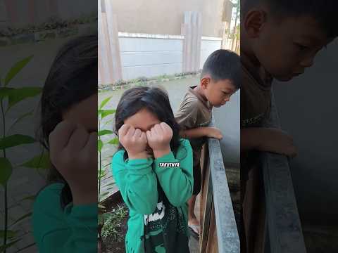 Mama Ara Kaget Dedek Sm Temannya D Pinggir Kolam Cari Ular Sembunyi D Lubang. Takut Jd Sarang Ular 🐍 thumbnail