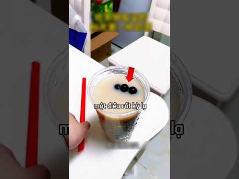 Anh chàng phát hiện ra điều kỳ lạ trong ly trà sữa của mình 😳 thumbnail