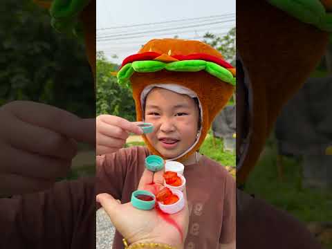 Cô bé ngoan ngoãn ăn kẹo cầu vồng và uống Coca-Cola rất ngon miệng. #vui #kẹo #thứcăn #dễthương thumbnail