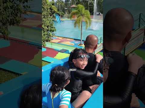Siapa Yg Mw Ikut Naik Kereta Perosotan Kolam Renang? Papa & Dedek Sm Teman Bru Ara Keretanya Putus?? thumbnail