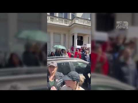 Top News- ‘Shqipëria nuk është në shitje’/ Protestë në Londër, shqiptarët mblidhen para ambasadës thumbnail